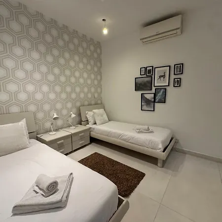 Giuliani Seafront 12 *