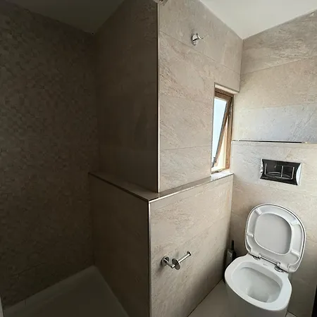 Giuliani Seafront 12