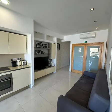 Giuliani Seafront 12 * Saint Julian's