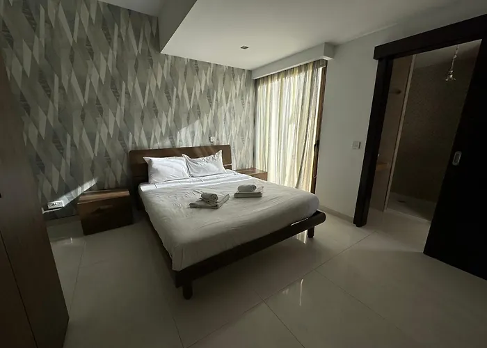 Giuliani Seafront 12