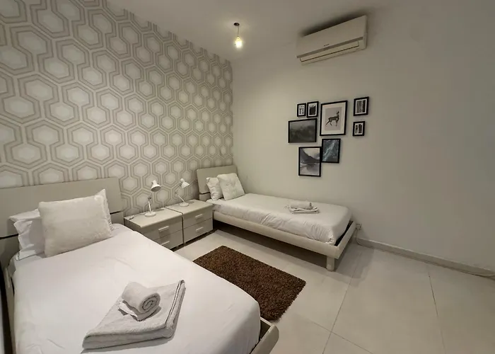 Giuliani Seafront 12 *