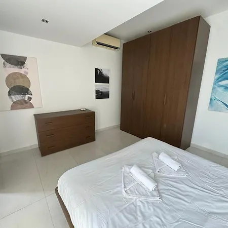 Giuliani Seafront 12 Apartman *