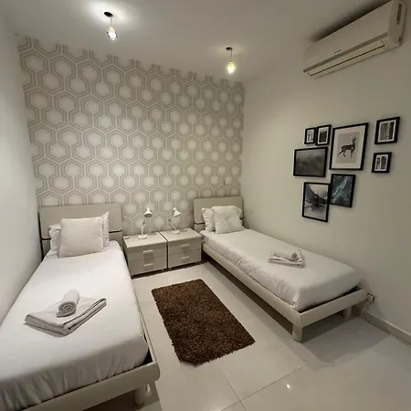 Giuliani Seafront 12 Apartman *